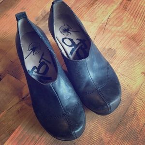 OTBT black slip-on wedges!